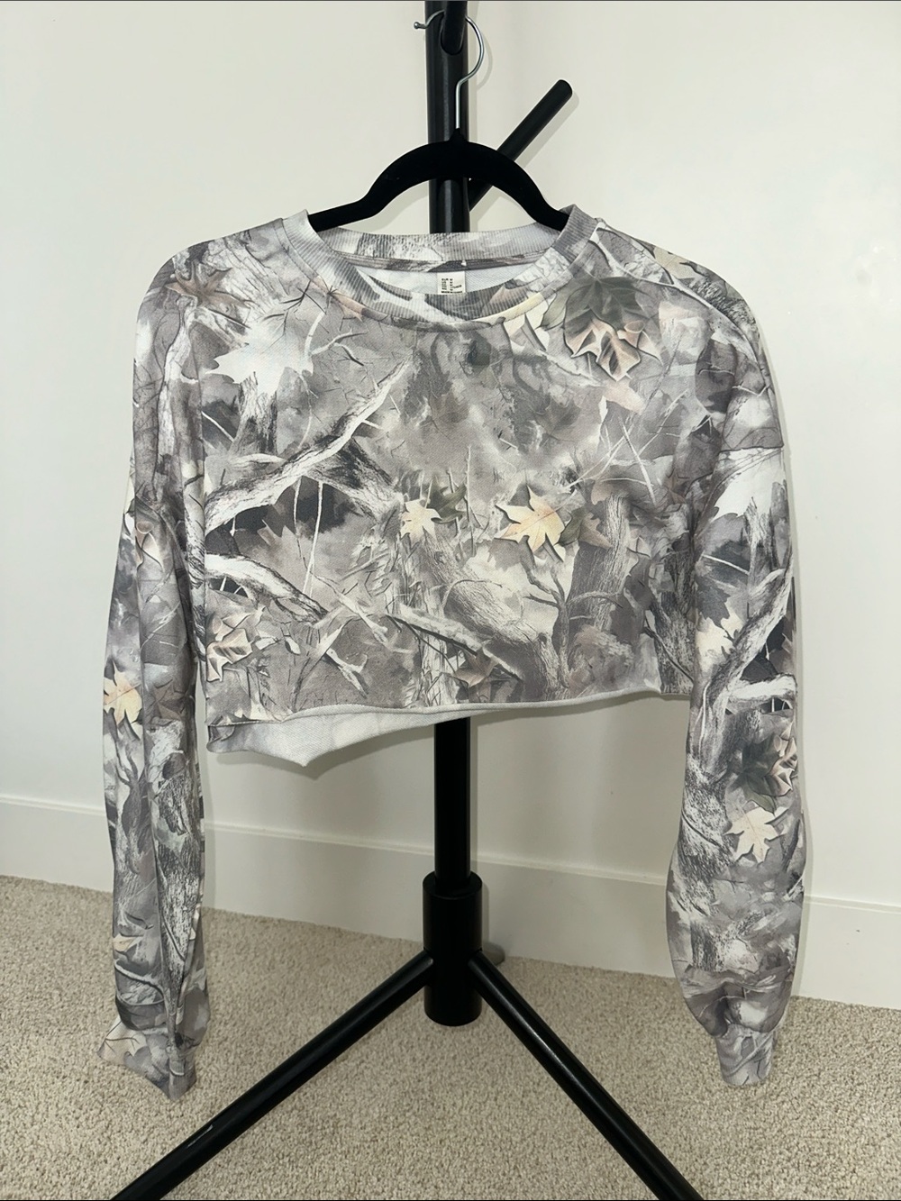 Amazon Cropped Long-Sleeve Top in Gray and Cream Leaf Print